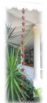 détail sympa, lespetites clochettes qui récupèrent l'eau des gouttières pour arroser les luxuriantes plantes tout en douceur.