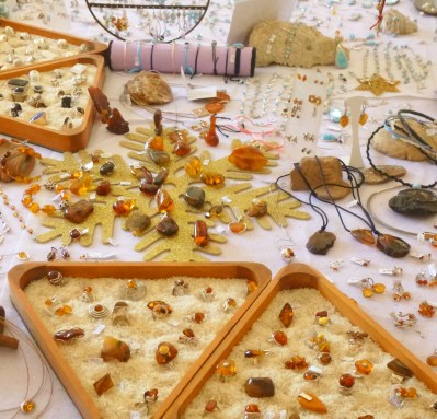 Et à côté des bioux de créateurs, toute une gamme de petites merveilles en argent traité, en larimar, ambre, nacre.... à prix tout doux.