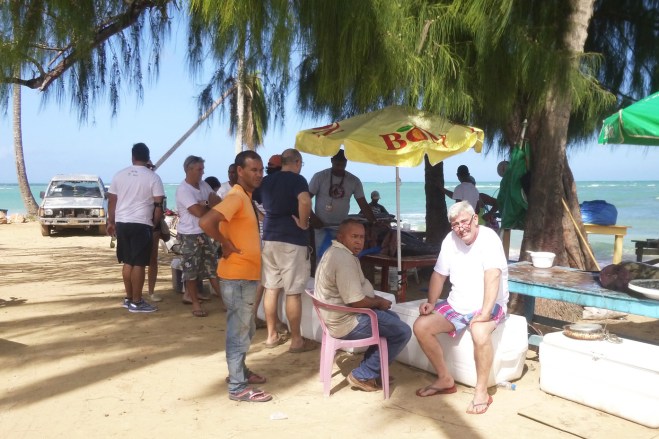Gerard, notre consul honoraire ne manquerait pour rien au monde l'arrivée des bateaux et pour cause, la réputation de son restaurant l'Atlantis tient en grande partie à ses savoureuses recettes de poisson tout frais. Aujourd'hui, ce sera du thon.