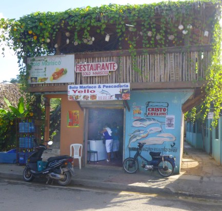 Une très jolie poissonnerie au poisson bien frais, en face du parking de Lindo