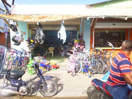 D'accord, toit a tendance à danser la Salsa mais les yeux des petits et des plus grands s'écarquillent devant ces rutilants vélos de toutes les couleurs.