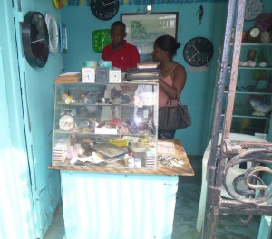 L'horloger et sa cliente.