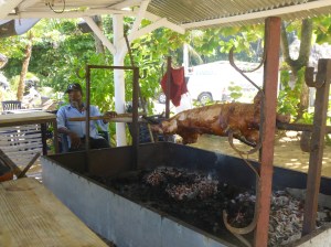Chez Sandro, Papon surveille son cochon....