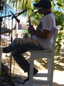 Cielbleu, sable blond, voiles blanches et musique douce, le dimanche c'est comme ca à la Vela  Blanca.