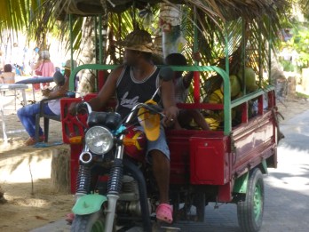 une guagua remplie de coco pour le plus grand plaisir des adeptes de Las Ballenas.