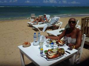 Et la jolie Coco pour un déjeuner gourmand les pieds dans le sable