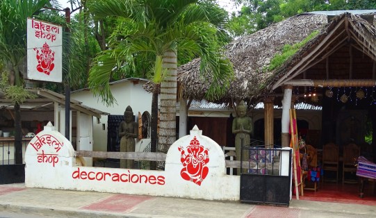 Laksmi shop, face à la "clinique des Cubains"