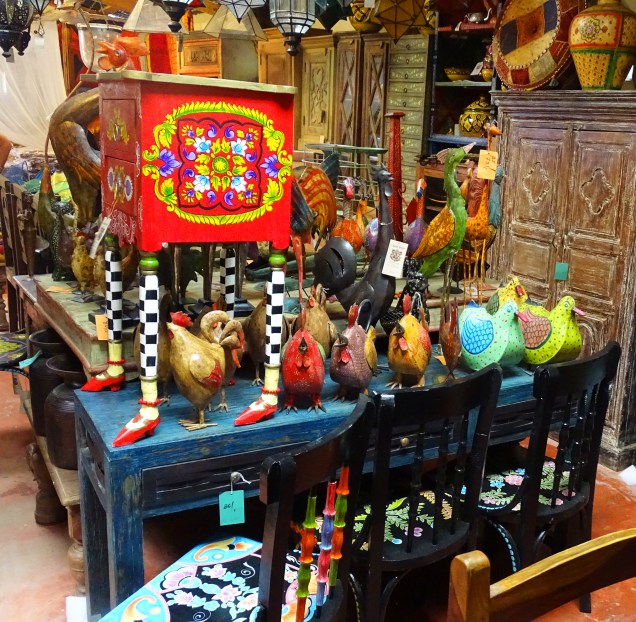 J'adore, une table de nuit chaussée d'escarpins et une basse-cour enchantée.