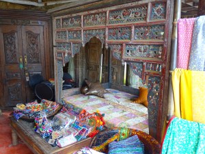 Mélange Inde et Indonésie pour ce beau lit à baldaquin et son superbe couvre-lit