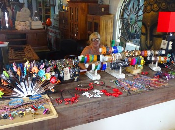 De ravissants bijoux de Goa, en perle, nacre, coquillage....