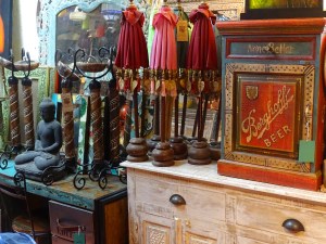 Tout droits venus d'Indonésie, ces petits parapluies aux couleurs tendres dedtinés à protéger les aliments du soleil, ne demandent quà être détournés de leurs fonctions premières. De beaux objets déco.