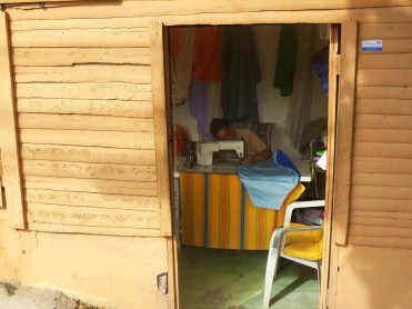 Bien à l'abri dans sa casita de bois, entourée de tissus multicolores, elle confectionne coussins et rideaux, chemises et robes de belles dames....