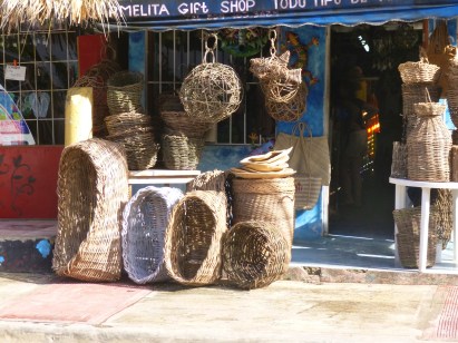 Au détour d'une rue, la boutique d'un artisan vannier qui tricote l'osier à partir d'une brindille pour le transformer en hottes, paniers à courses et corbeilles fonctionnels et esthétiques.