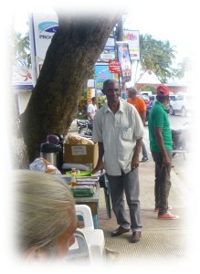 Il le reperd dans la foule des badauds....