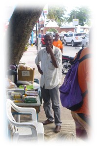 Propre sur lui, anxieux, il prend la température ambiante.