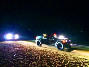 Et la nuit, embrumé par l'alcool, sans doute, plus de retenue, on a perdu le nord et l'on circule allègrement sur la plage au ras de l'eau.... pas coll ca! 