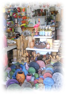 Un joyeux bazar où se côtoient sans complexe artisanat haitien, maillots de bain, miel, huile de coco, tongs havaiana, pareos......