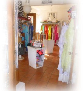 Des tenues pour la plage, pour tous les jours mais aussi pour briller les soirs de fête, Shanel, c'est le BB de Clotilde. Paseo.