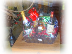 La Cave à Vins, Paseo. Elle a rouvert ses portes juste aujourd'hui et c'est tant mieux, d'autant plus qu'elle nous a concocté de jolis paniers cadeaux gourmands.