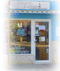 Parfums et produits de soin et de maquillage chez Isabelle, dans on salon d'esthétique Oceane.