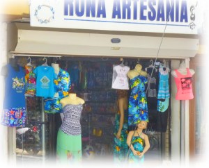 Juste à côté de la galerie de Claude, une caverne d'Ali Baba qui vaut le détour, des millions de petits cadeaux à prix tout doux. On y perce même vos oreilles en toute sécurité et hygiène.