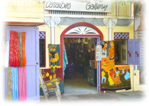 A côté de la Boulangerie Française, une des toutes premières boutiques du Village, la Galerie de Claude Lachamps, objets artisanaux, pareos, toiles d'artistes haitiens et dominicains de renom et superbe cave à cigares.