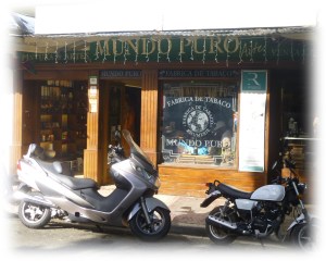 Mundo Puro. Un régal, des produits artisanaux, du bon rhum de partout et de beaux cigares hecho a mano devant vous. C'est un très bel endroit.