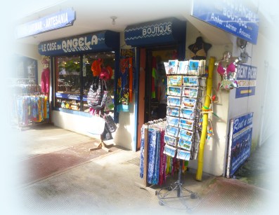 Angela, c'est la maman de Simone des Trois Caravelles. Dans sa petite boutique, des pareos, des bijhoux d'ambre et Larimar, des objets artisanaux et des tongs Havaiana et Ipanema.