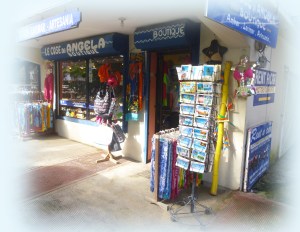 Angela, c'est la maman de Simone des Trois Caravelles. Dans sa petite boutique, des pareos, des bijhoux d'ambre et Larimar, des objets artisanaux et des tongs Havaiana et Ipanema.