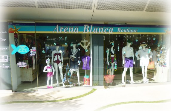 De beaux vêtements aussi au bateau, ici Arena Blanca.