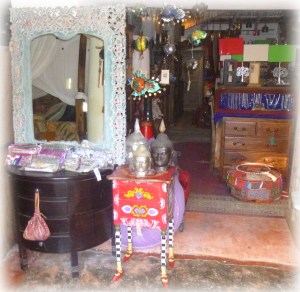 Elle vient juste de revenir d'Inde, des merveilles plein les yeux et plein les males. Je vous ai souvent parlé de Lakmi Shop et de son délicieux fouilli. Un endroit extraordinaire peuplé de mille objets juste pour faire rêver.