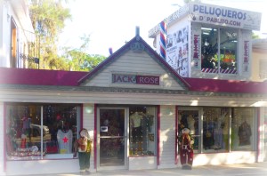 Jack Rose, belle grande boutique en face du Paseo. De jolis vêtements mais aussi une belle ligne de sacs superbement revisités par la jolie Alexandra.